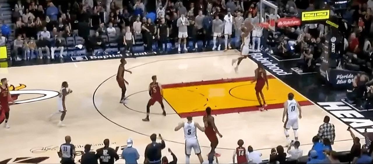 斯波不愧是新一任美国男篮主教练，0.4秒也能执行出篮下大空位绝杀！

今天热火主