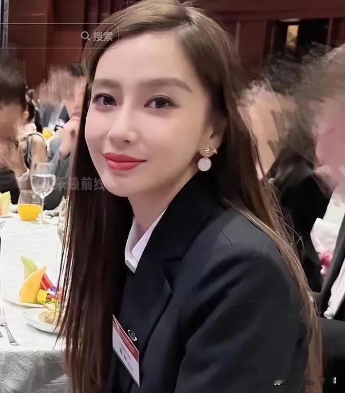 杨颖杨颖新身份曝光竟然是香港副主任的身份，和霍启刚同时参加活动。
      自