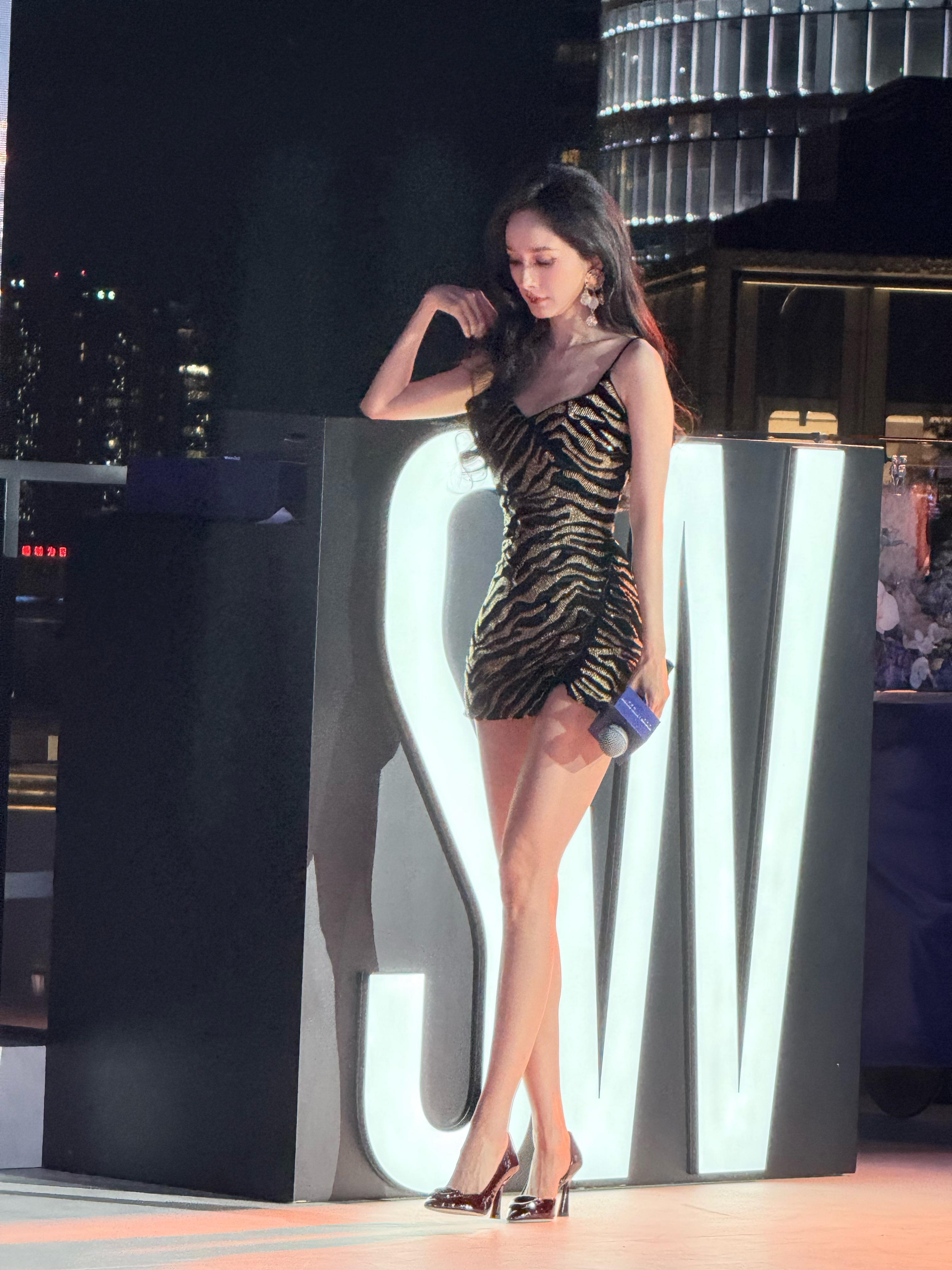 杨幂豹纹短裙 今晚 Stuart Weitzman 庆典现场的杨幂 🔥Balm