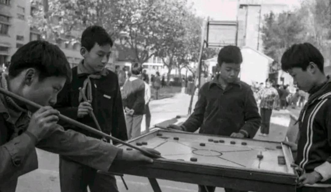 上世纪50年代至80年代，江浙沪地区流行一种康乐棋游戏，这种游戏在上海尤为盛行，