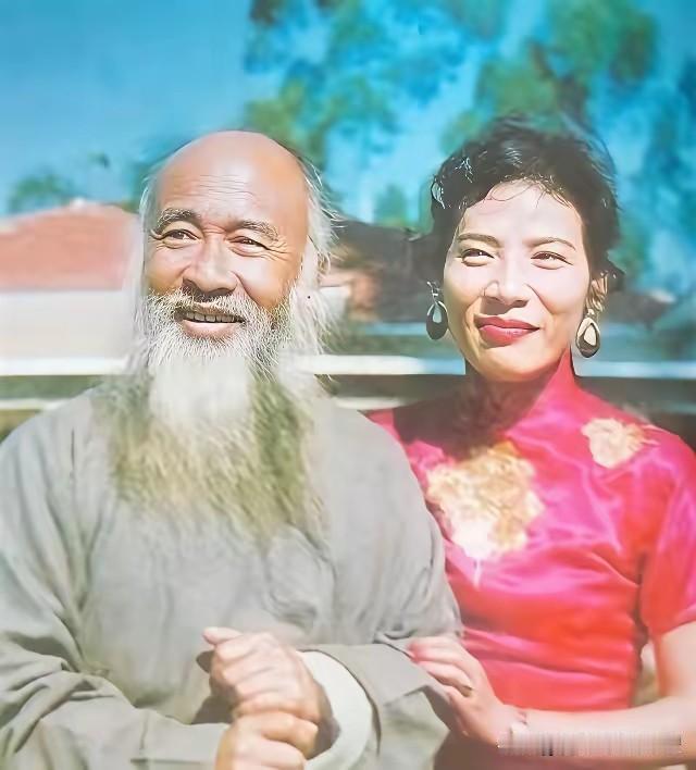 张大千1943年从敦煌回到成都，屋子里全是沙土味儿。他烦得慌，笔下的仕女图怎么画