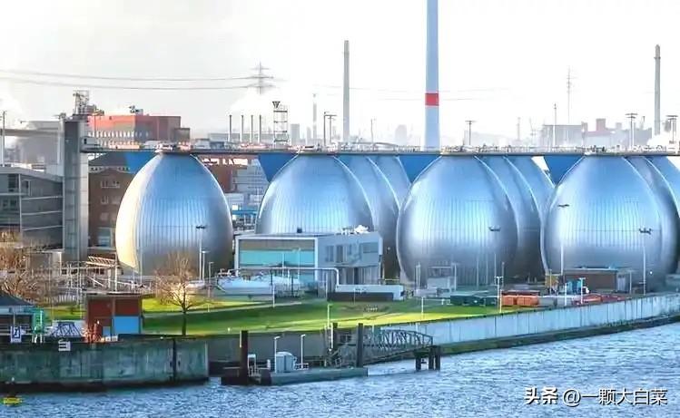 以色列最大的2座炼油厂分别是海法炼油厂、亚实突炼油厂，尤其海法炼油厂每年加工石油