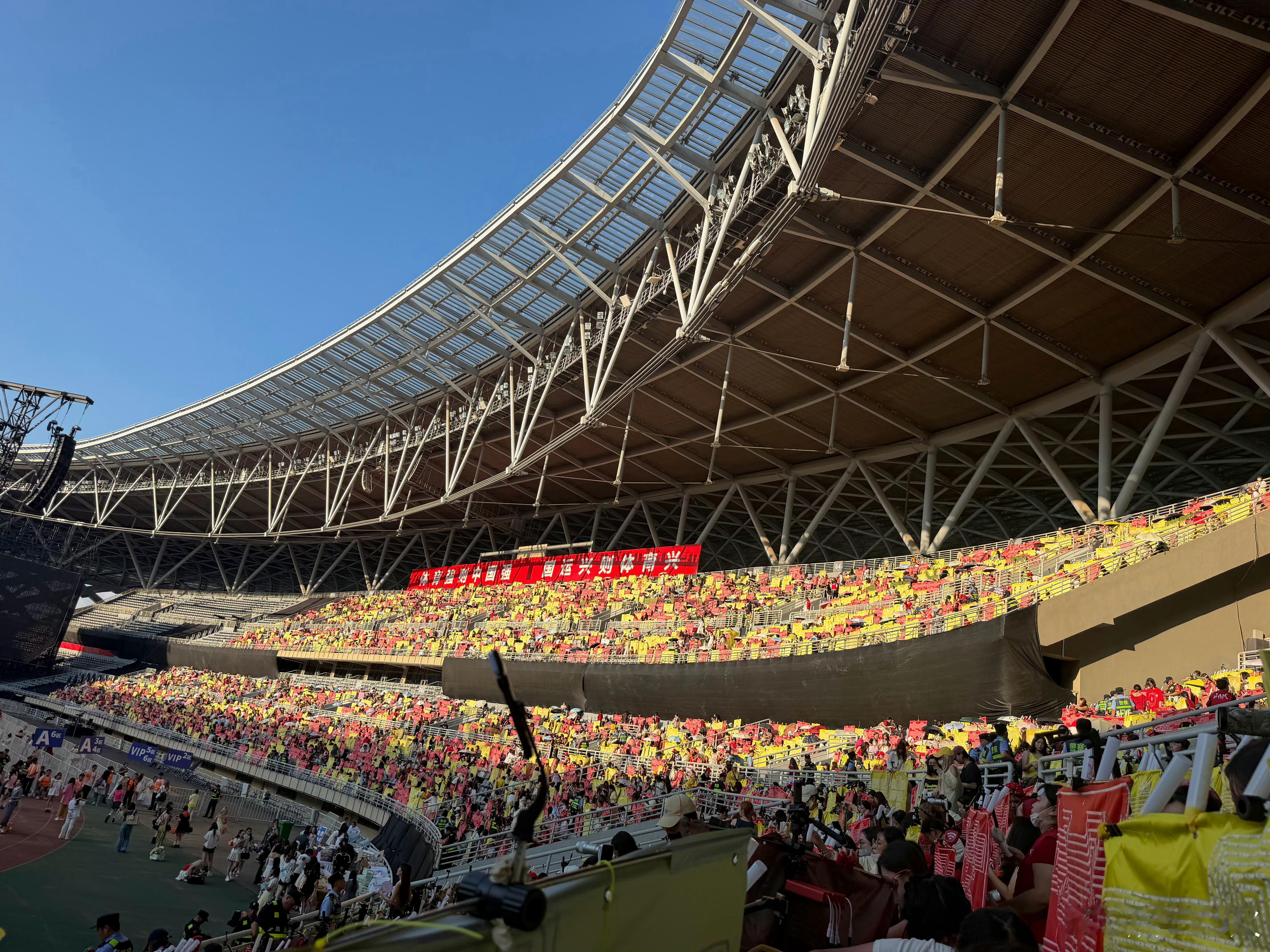 TOP徐州伴手礼 包括许愿小熊折叠扇1把、二周年纪念蛋糕卡1张、组合拍立得1张（
