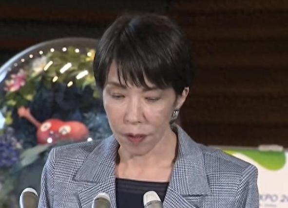 动真格了，马克龙上专机前，就涉台问题交了底，高市早苗该慌了。马克龙专机尚未起飞的