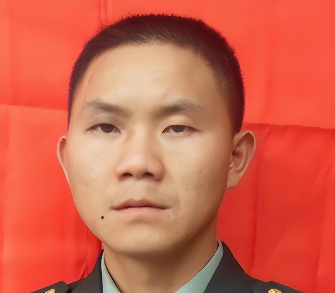 2001年，从成都开往武昌的一辆火车上突然出现了76个持械歹徒。当时车上只有23