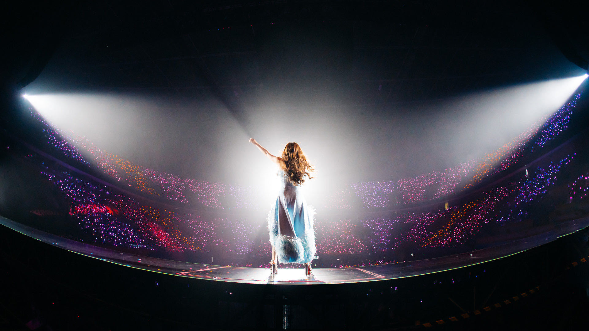 刘宇宁凭牙认张靓颖 年度名场面预定！刘宇宁“嗑瓜子齿认人”笑翻全场，张靓颖被包围