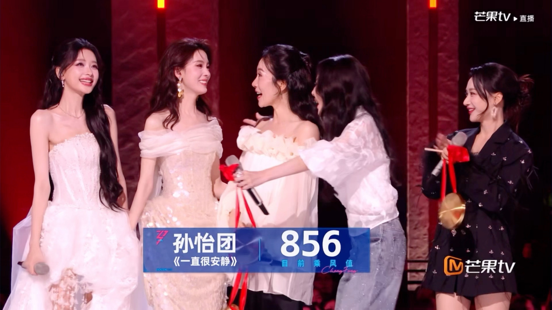 孙怡团双人合作秀一直很安静856票高于李小冉团，截至目前李小冉团倒数第一浪姐直播
