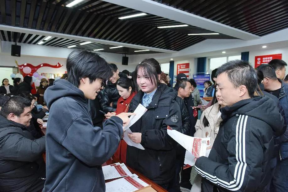 周周有招聘 送岗到身边
西安浐灞国际港“春风行动”持续开展
 
网络招聘、现场直