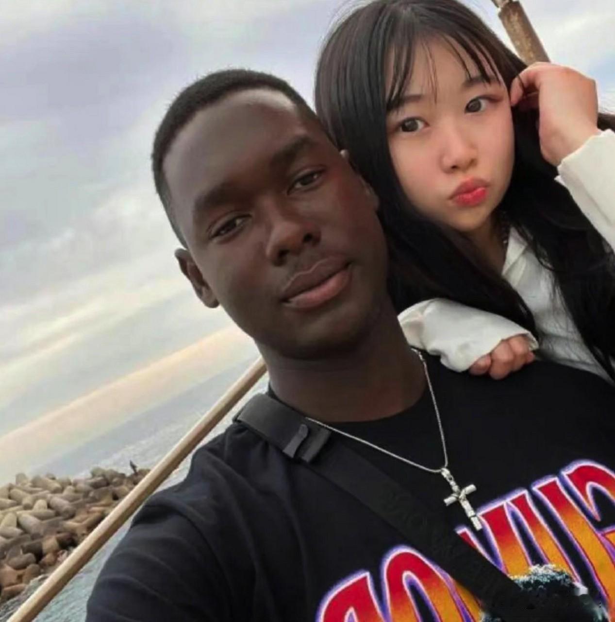 扎心真相：为什么很多漂亮女生，宁愿选大众眼中“不好看”的黑人？
 
网上常年有个
