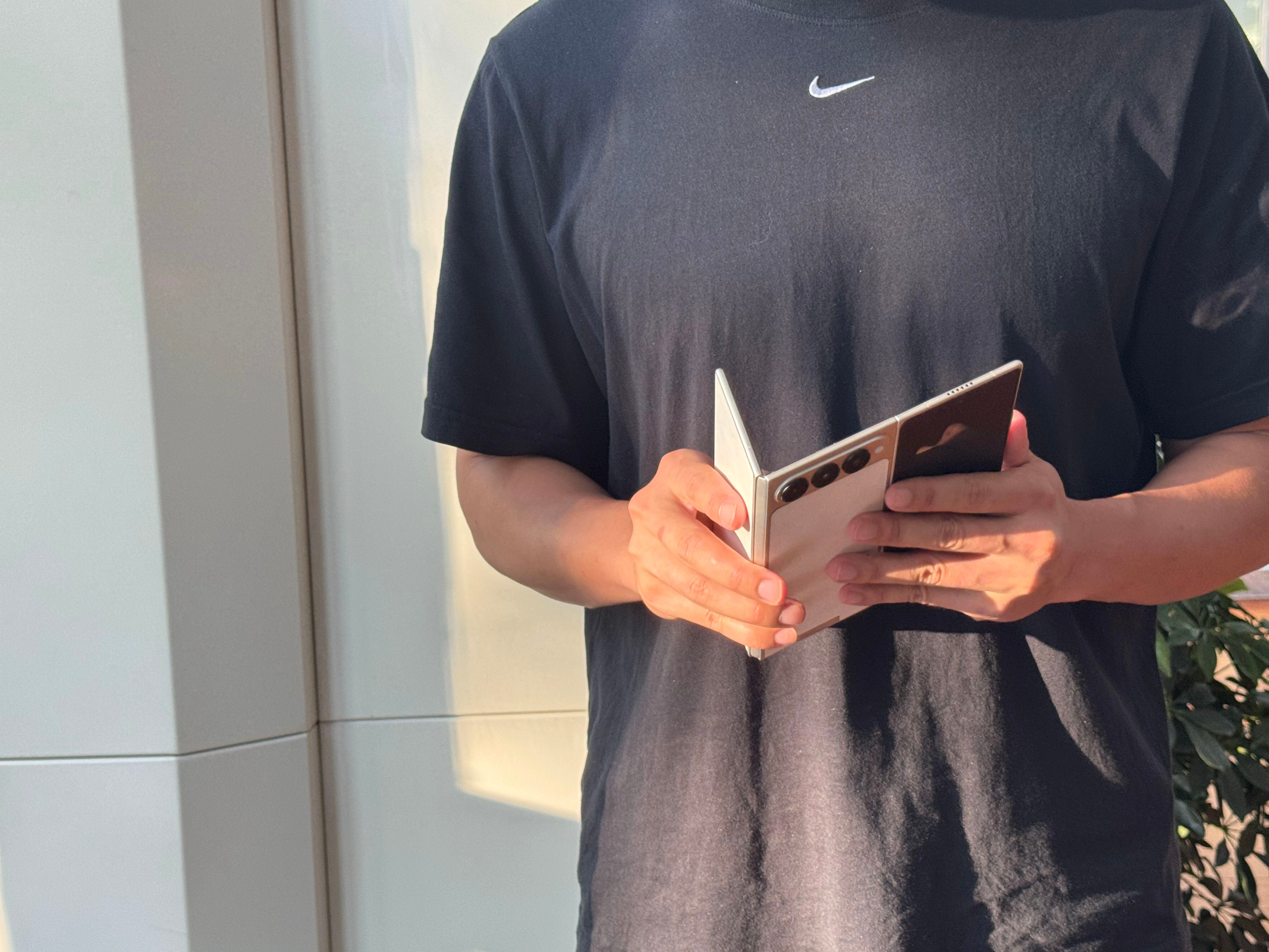 冰哥全球首爆：非常擅长抢在别人发布会之前先发布概念机的传音，今天抢在三星发布会之