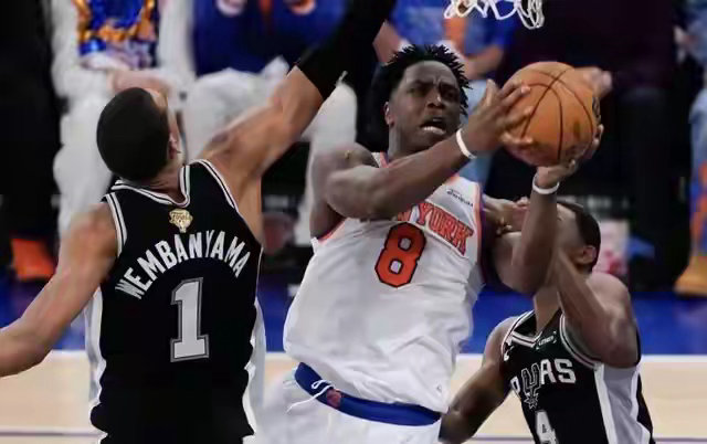 史诗级27分大逆转！尼克斯绝杀马刺拿下冠军点，半场大坑硬生生填平NBA总决赛G4