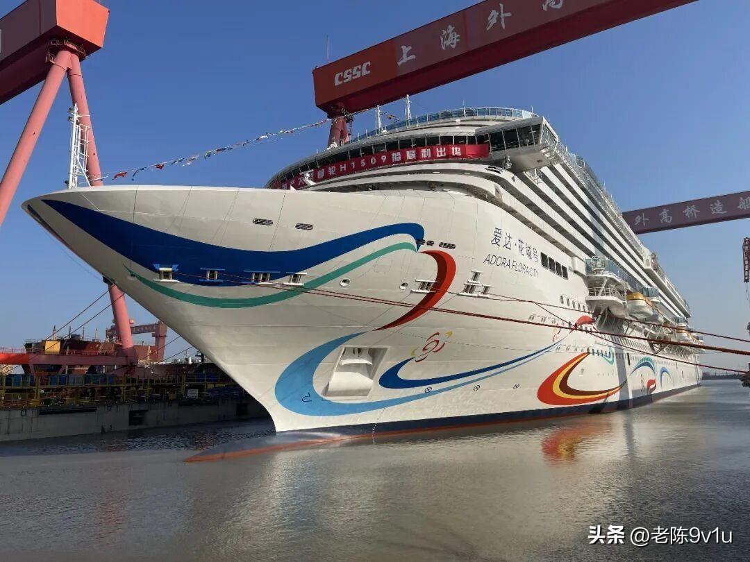 2026年3月20日，上海外高桥造船码头，第二艘国产大型邮轮“爱达·花城号”鸣笛