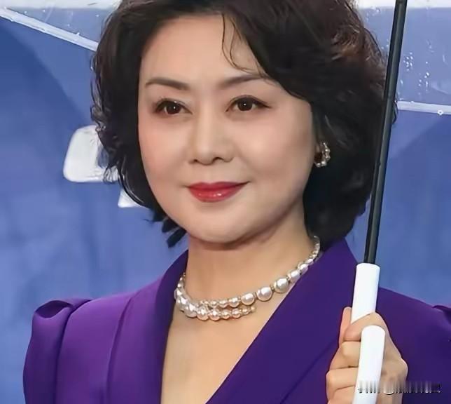京剧演员李胜素年满60岁，她这辈子没结婚，也没孩子，身边却有个男人扎扎实实陪了快