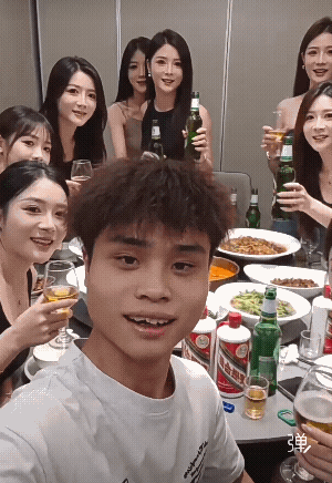 女的一个模子出来的[666]这都是你们老姚家的多胞胎吧![捂脸]