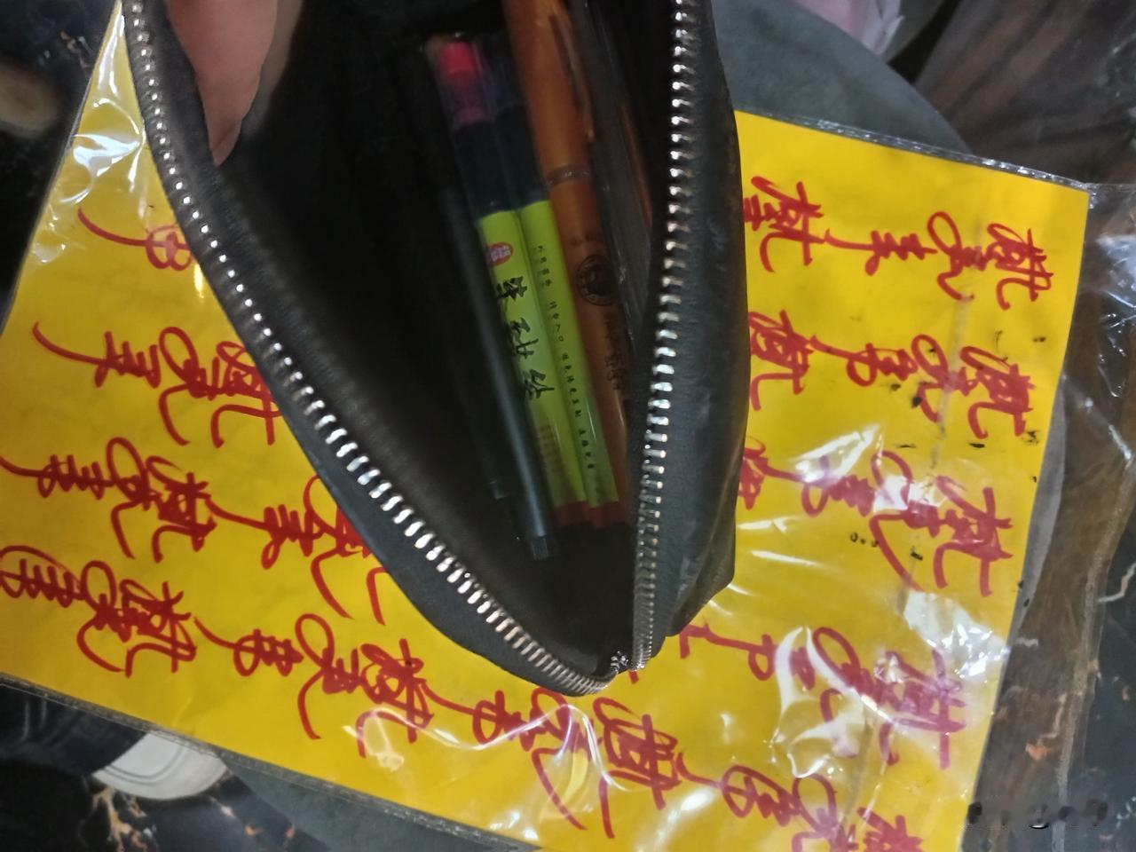 人家女人的笔袋里不是口红就是粉底反正都是化妆品护肤品之类的，我的化妆包里面不是抄