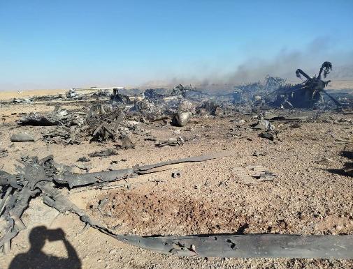 居然还有意外之喜！
伊朗民兵抵达美军被摧毁的C130运输机附近，在残骸堆里发现了