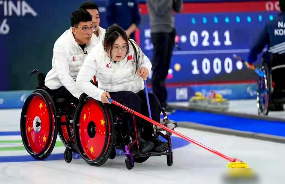 稳进冬残奥四强的中国队，腿上全是冻伤。
几百名下肢残障候选人层层筛选，最终只留