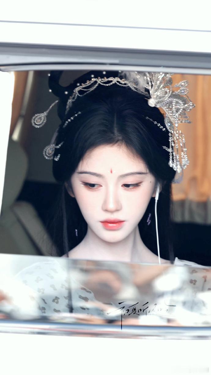 鞠婧祎路透梦回中秋嫦娥仙子  鞠婧祎冰肌玉骨妆一身素雅古装，精致银饰发髻，鞠婧祎