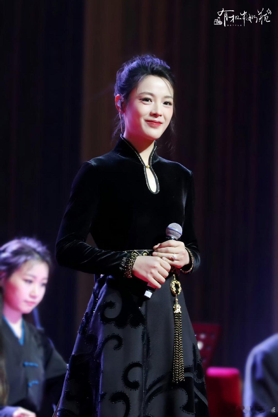 陈丽君再演唱天上掉下个林妹妹  陈丽君就像一束永不熄灭的光，在舞台上闪耀。她与法