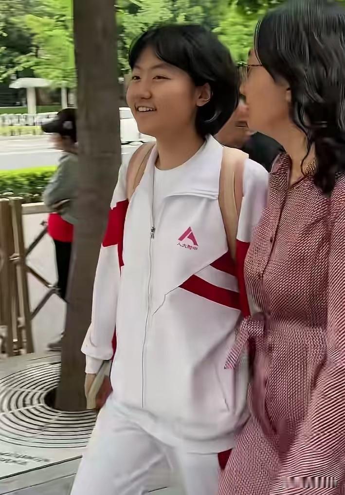 惊呆了！别看只是一身简简单单的红白运动校服，它的含金量真的超乎想象。
 这是人大