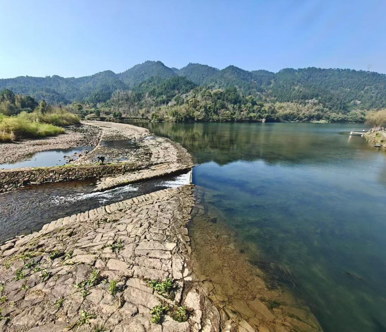 人这一辈子，相处这事儿真的挺玄妙。有的关系能经得住大风大浪，却败在一次沉默、一句