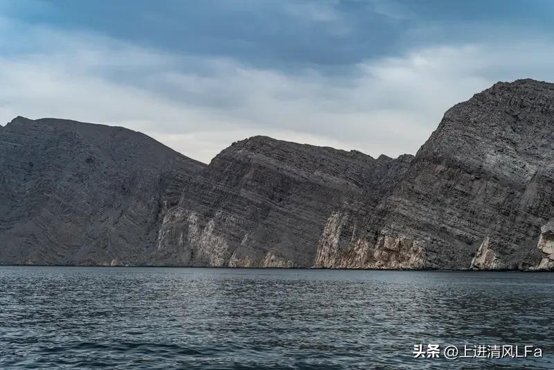 霍尔木兹海峡要是被全面封锁，全球可就乱套了。俄罗斯副总理说这会影响全球约三分之一