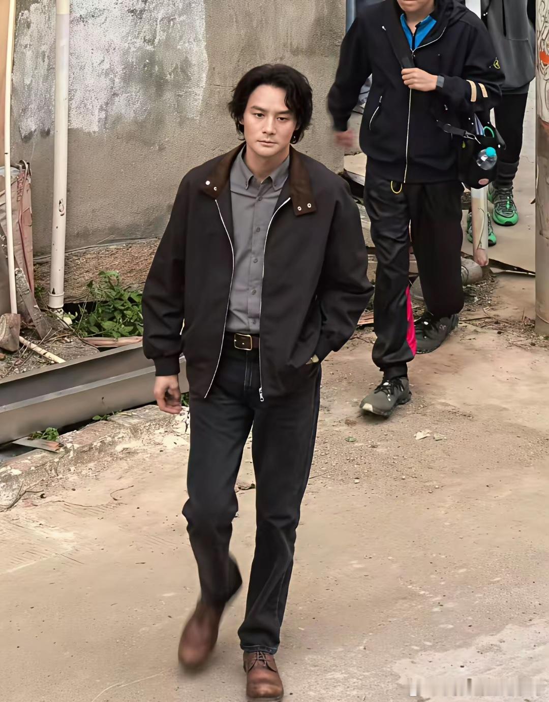 42岁王凯坐豪车现身福建农村，他整个人变化好大，身材暴瘦，脸颊凹陷，看起来没有精