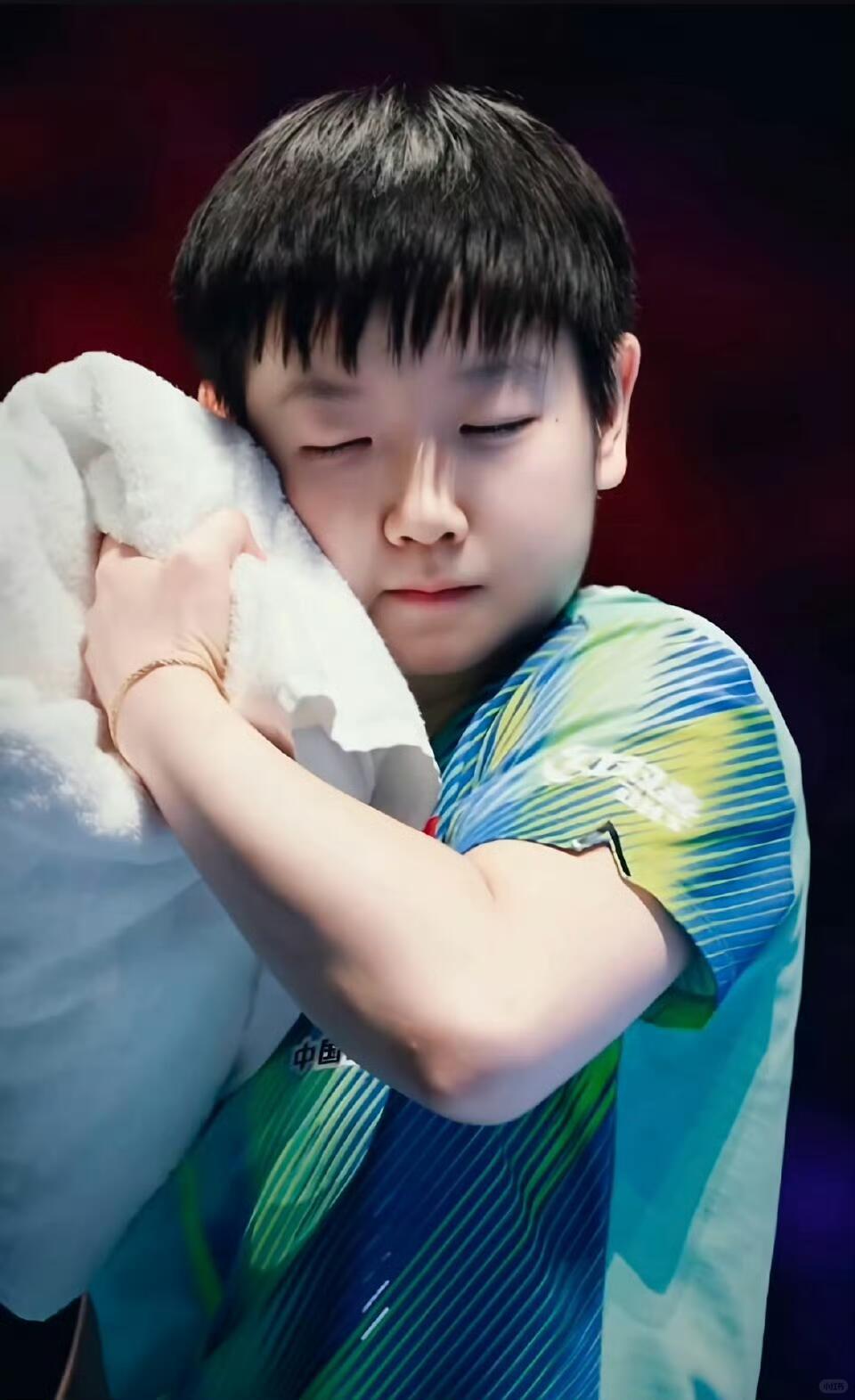 - 脸型圆润饱满，皮肤白皙，笑起来特别甜，自带少年气
- 眼睛亮、眼神纯粹，没有