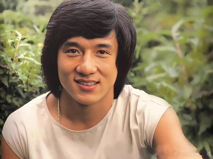 世界上再难有第二个成龙没有特效堆砌，全是真人实拍，成龙的电影藏着最纯粹的电影精神