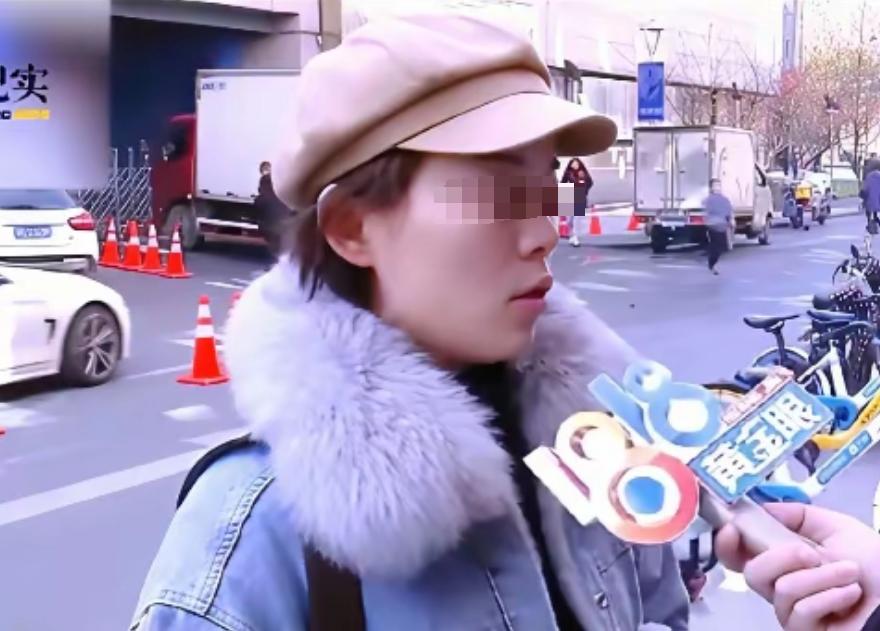 浙江，一女子在火锅店吃火锅，期间，她特意拿出一个价值4000元的保温杯，让服务员