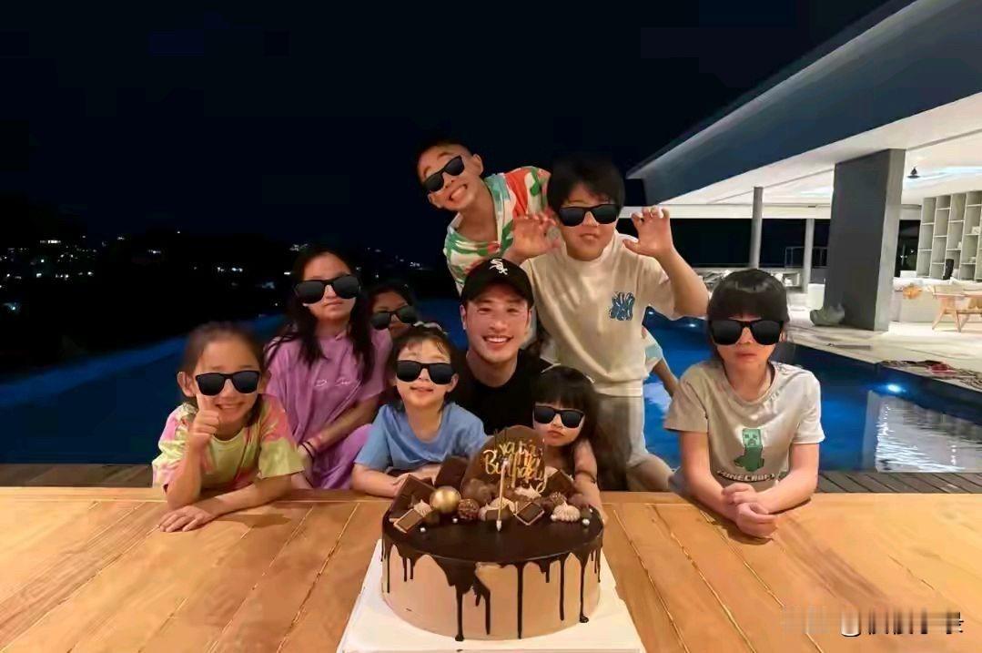 应采儿带儿子现身潘玮柏45岁生日会，老婆宣云和女儿一起甜蜜庆祝！[蛋糕][给力]