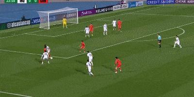 0-0！李昊极限两连扑救主，U23国足首战守住出线希望
 
开场第2分钟：鲍世蒙