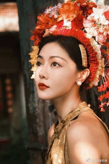 邓家佳金旗袍簪花刷到邓家佳的金旗袍簪花图，瞬间被美哭！她把秋天穿在身上，那种古典