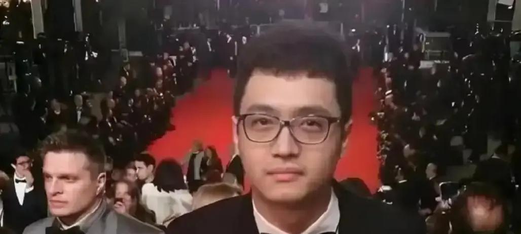 王宝强没搭理宋喆出狱的热搜，转身把《八角笼中》干到22亿。
票房数字挂在那儿，比