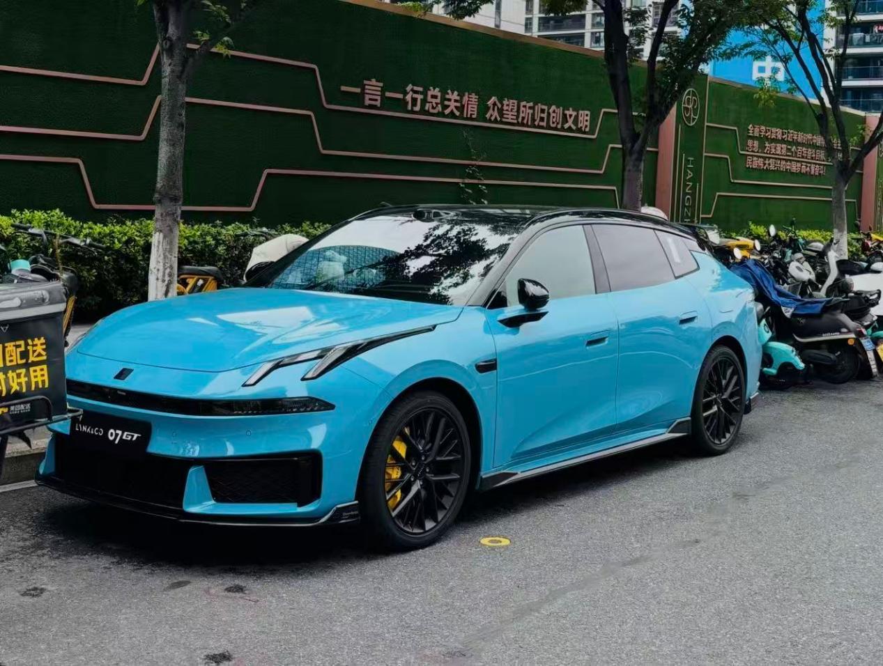 抽时间去试驾了下领克07 GT的四驱性能Ultra版，毕竟是双电机，零百加速4秒