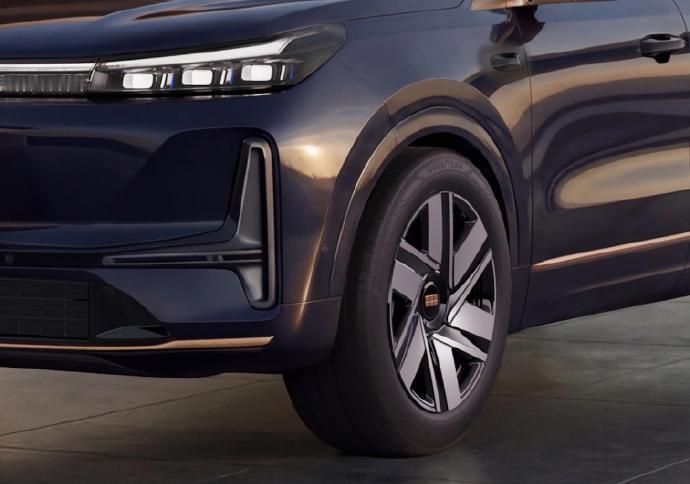 吉利银河M9高定版，定位插混中大型SUV，采用专属双色外观配色和高定内饰配色，搭