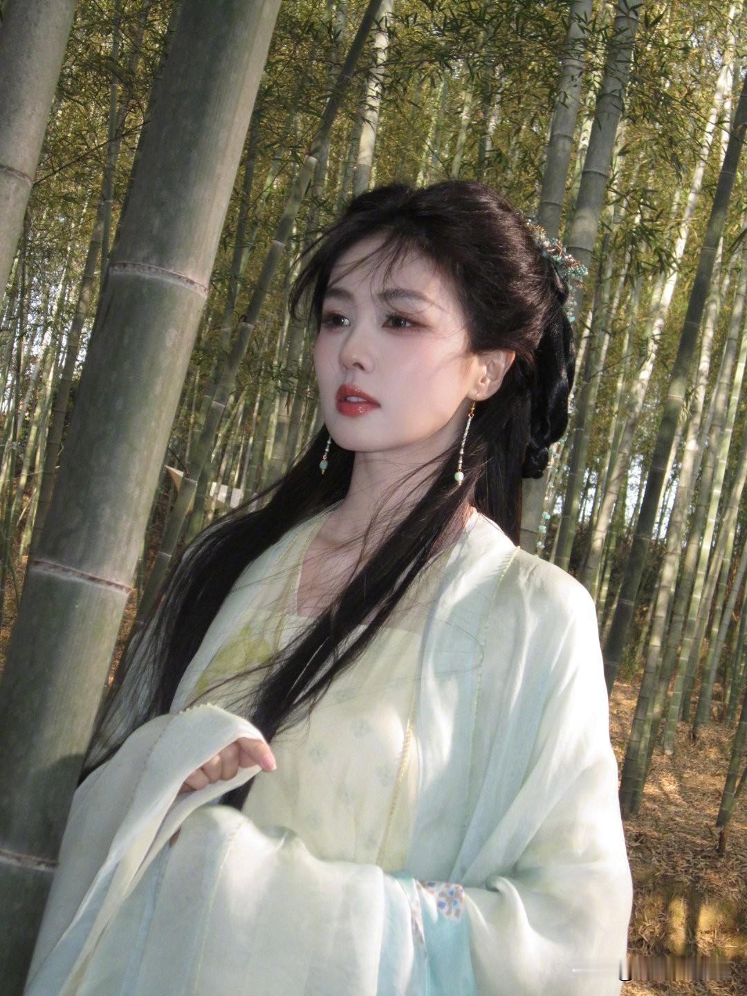 竹林仙子，轻纱拂面，静谧自然之美。