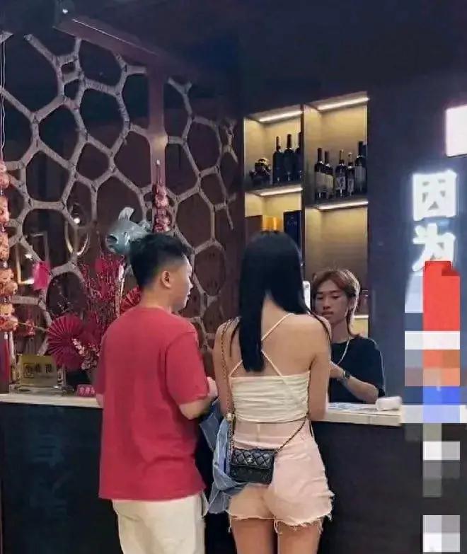 云南昆明，一名男子在网上认识了两名女子，并相约以1300元的价格在酒店进行非法交