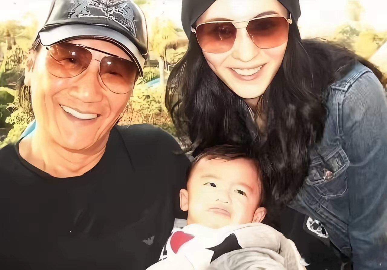 刷到张柏芝头像全黑那瞬，我先愣了下，她是真把谢贤当自家长辈敬着！7月20日谢贤8