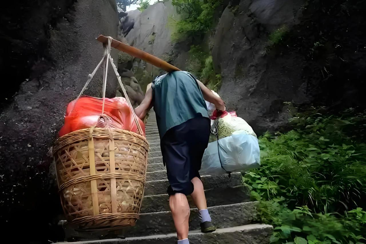 肩挑日月两昆仑，
养家糊口为生存，
碎银几两高山路，
……请友续句………？
[烟