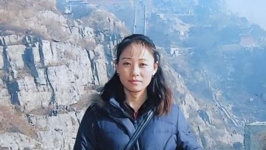 1998年，内蒙古一个女的店里遭了贼，她顺着脚印一路追查摸到了小偷藏身处，谁料想