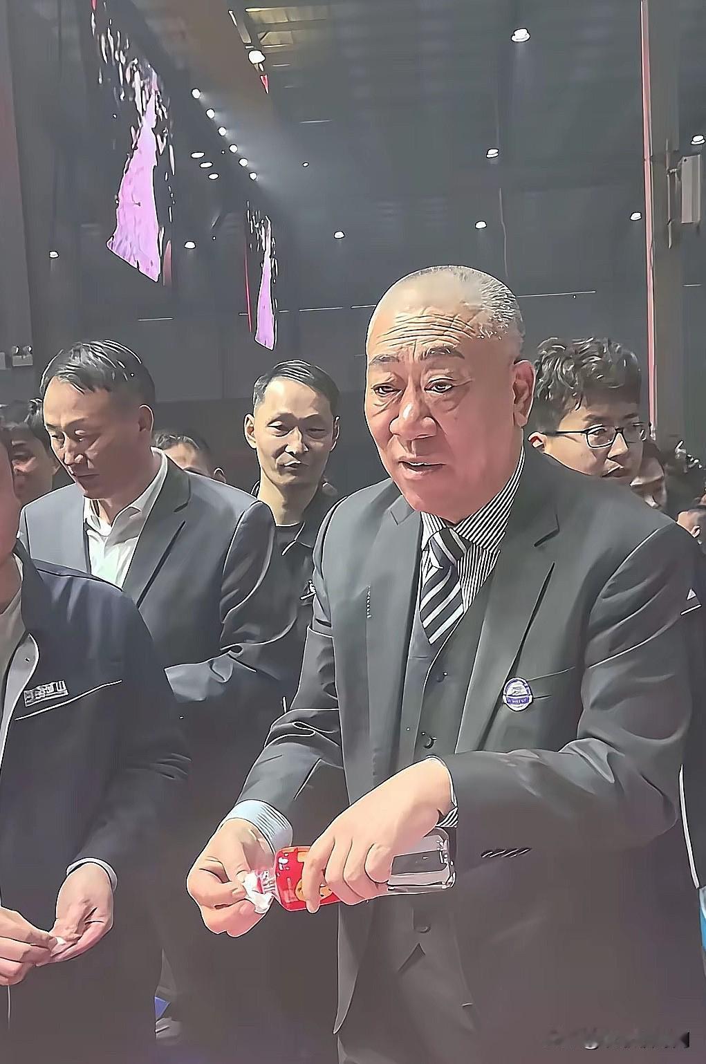 崔培军的福报来了，都是过年发钱惹得“祸”，河南矿山集团开工首日便被包围，大量客户