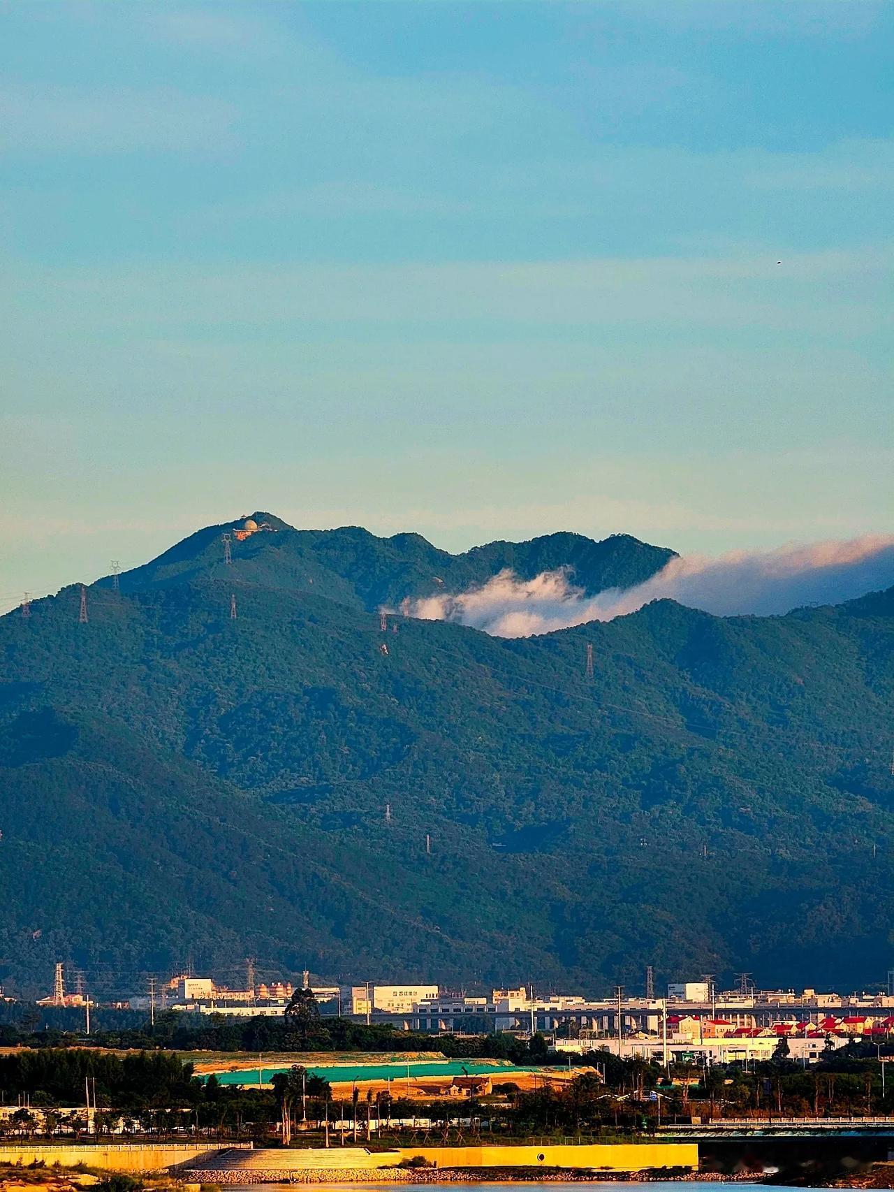 大山之歌
远处巍峨的大山，
颜色在不同的时间呈现出丰富的变化。
晨曦中，山峦披上