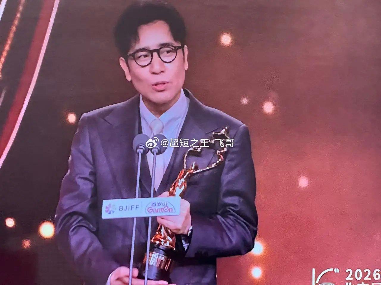 今年成了于和伟icon的丰收年，大小屏幕作品不断。主演的电视剧《沉默的荣耀》、《