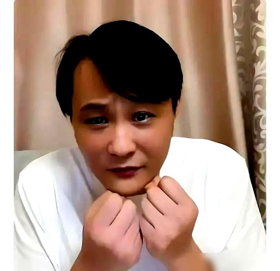 看着闫云达直播间那股子拼命想证明什么的劲儿，我心里竟有些发酸。
那是被“抛弃感”