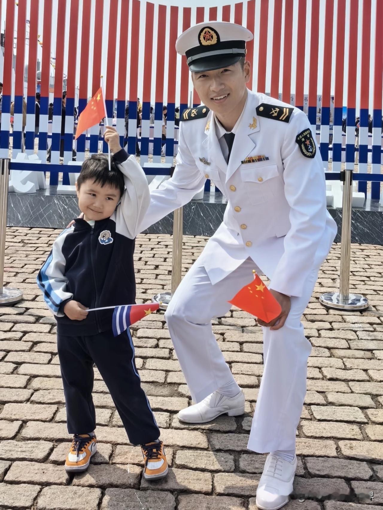 两次受阅！从山东舰到福建舰，他跨越了两代航母的征程；从渤海湾到东海，他两次在战舰