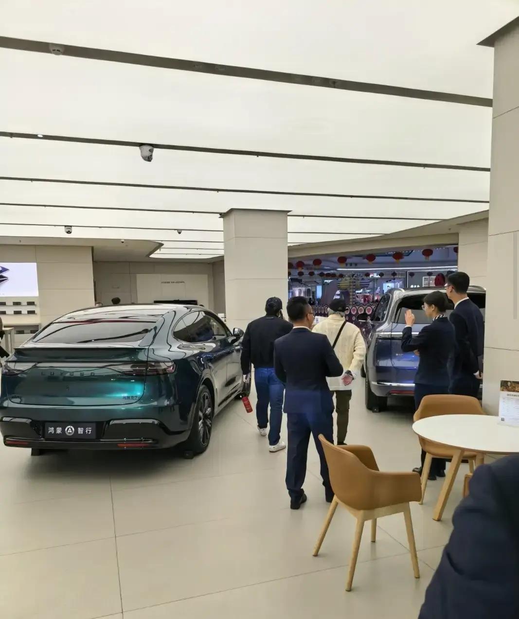 78岁霍震霆弃劳斯莱斯买问界
 
不是没钱，是算账。
 
劳斯莱斯一次保养五万，