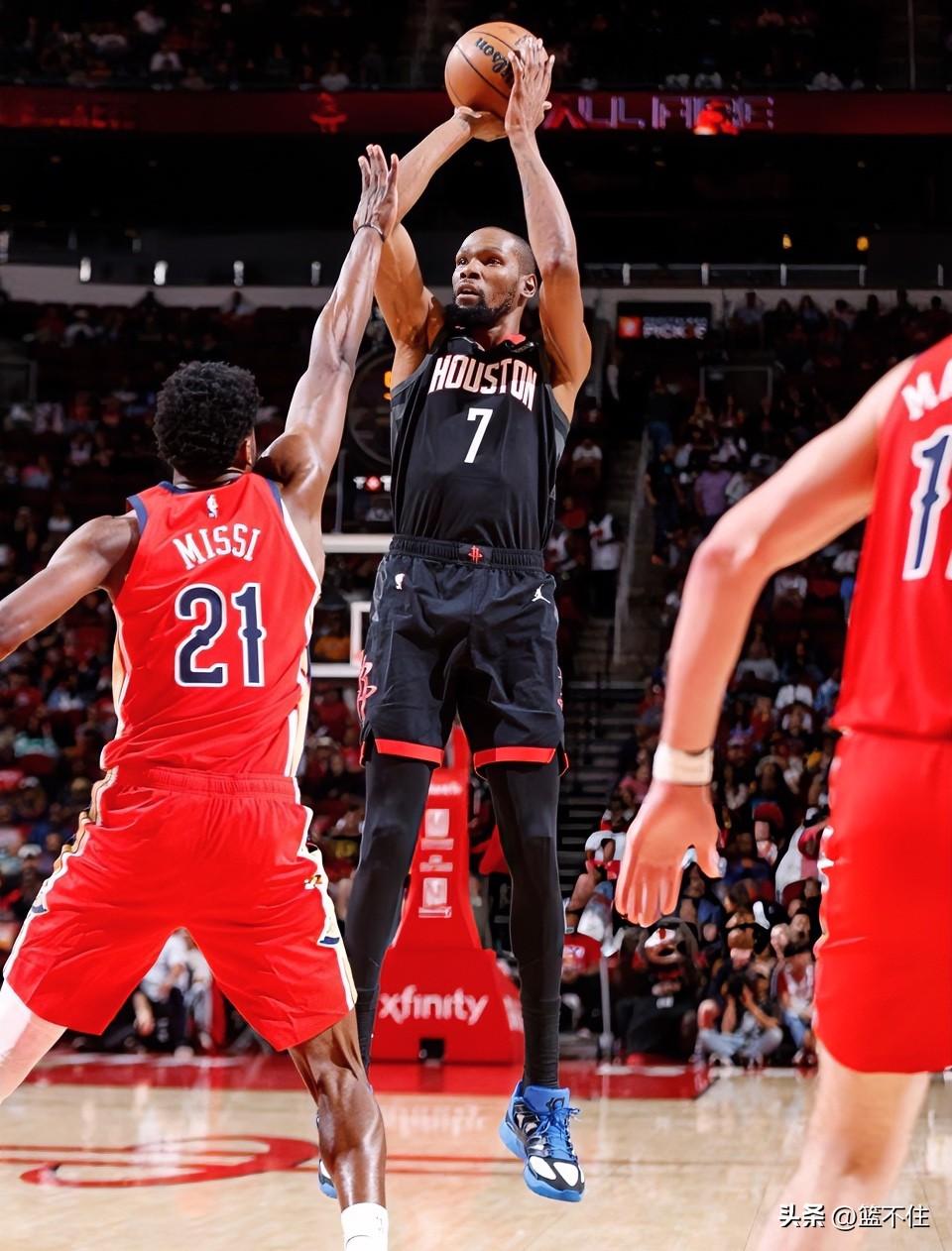 火箭险胜鹈鹕，申京不打好像也没那么热血沸腾。

1，乌度卡五锋起手多半是为了匹配