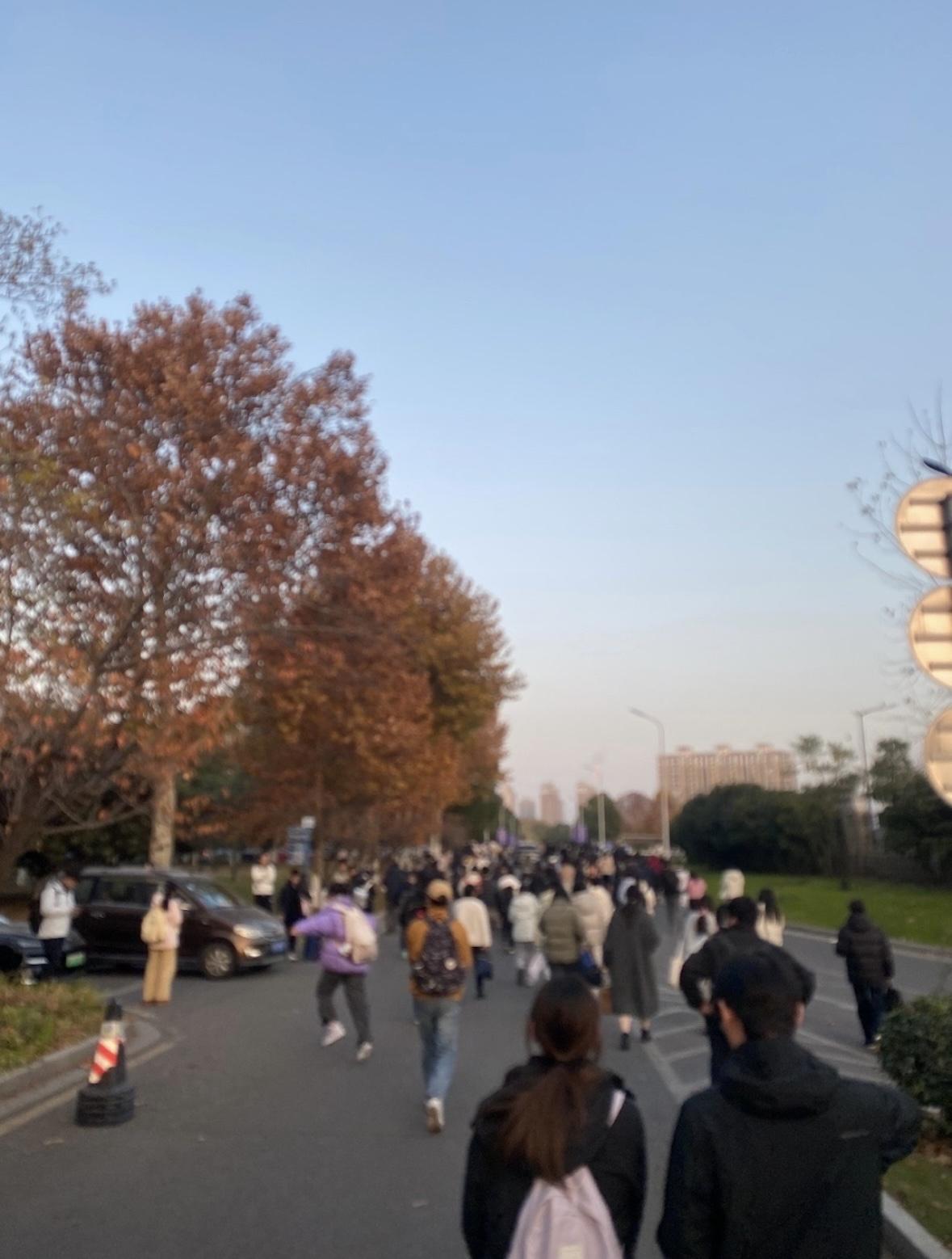 今天江苏省考，上午行测很难，让人感到绝望，结果申论结束后，更加绝望了！

江苏不