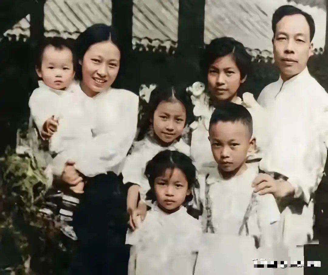 一张老照片拍摄于1954年，开国上将肖华的珍贵全家福 